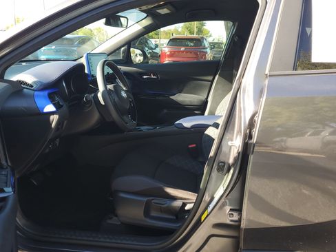 Used 2020 Toyota C-HR XLE image 18