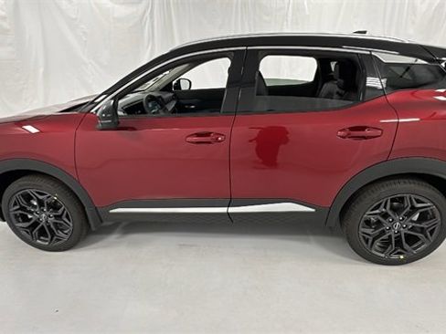 Used 2025 Nissan Kicks SR w/ Illumination Package image 6