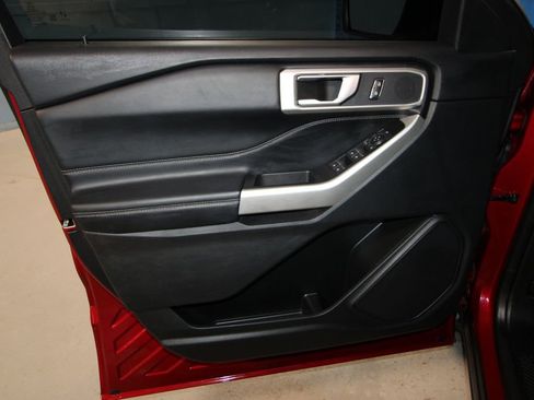 Used 2022 Ford Explorer XLT image 5
