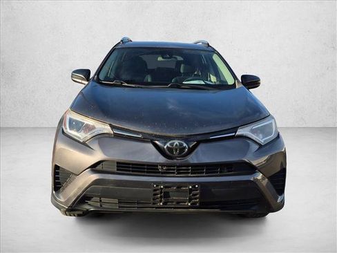 Used 2018 Toyota RAV4 LE FWD image 2