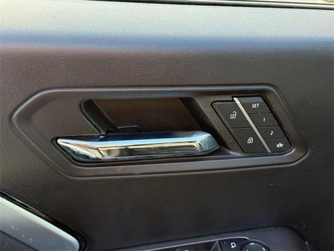 Used 2023 Chevrolet Colorado Z71 w/ Z71 Convenience Package 2 image 17