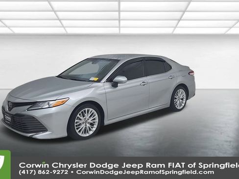 Used 2018 Toyota Camry XLE image 7