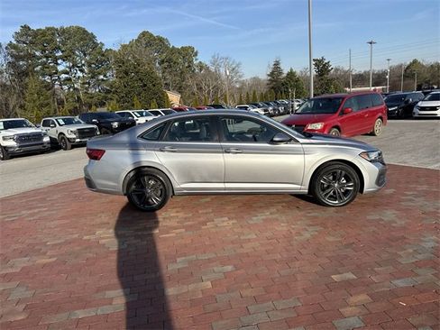 Used 2022 Volkswagen Jetta SE image 37