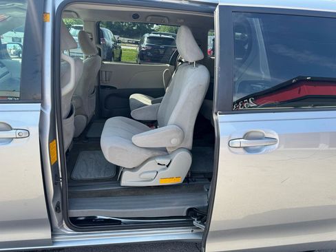 Used 2011 Toyota Sienna LE w/ Towing Pkg FWD image 12