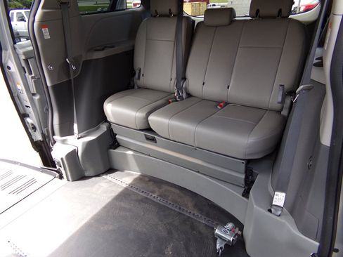 Used 2017 Toyota Sienna LE FWD image 24