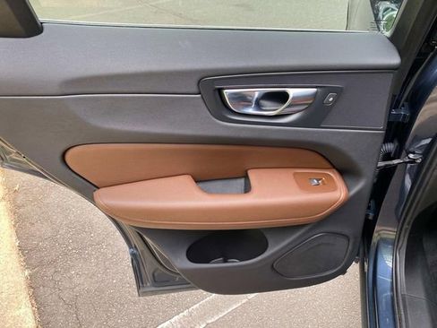 Used 2022 Volvo XC60 B5 Momentum AWD/4WD image 10