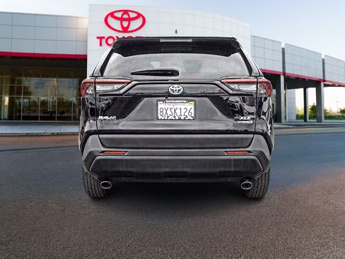 Certified 2021 Toyota RAV4 XLE w/ Convenience Package AWD/4WD image 4