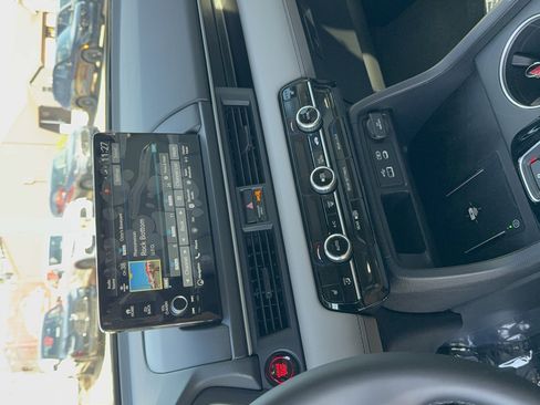 Used 2025 Honda Pilot Touring image 14