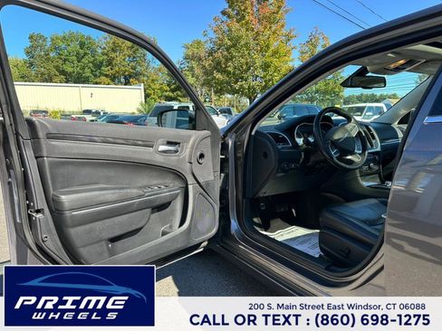 Used 2017 Chrysler 300 Limited w/ Value Package image 9