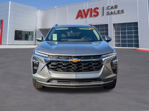 Used 2025 Chevrolet Trax LT w/ LT Convenience Package image 2