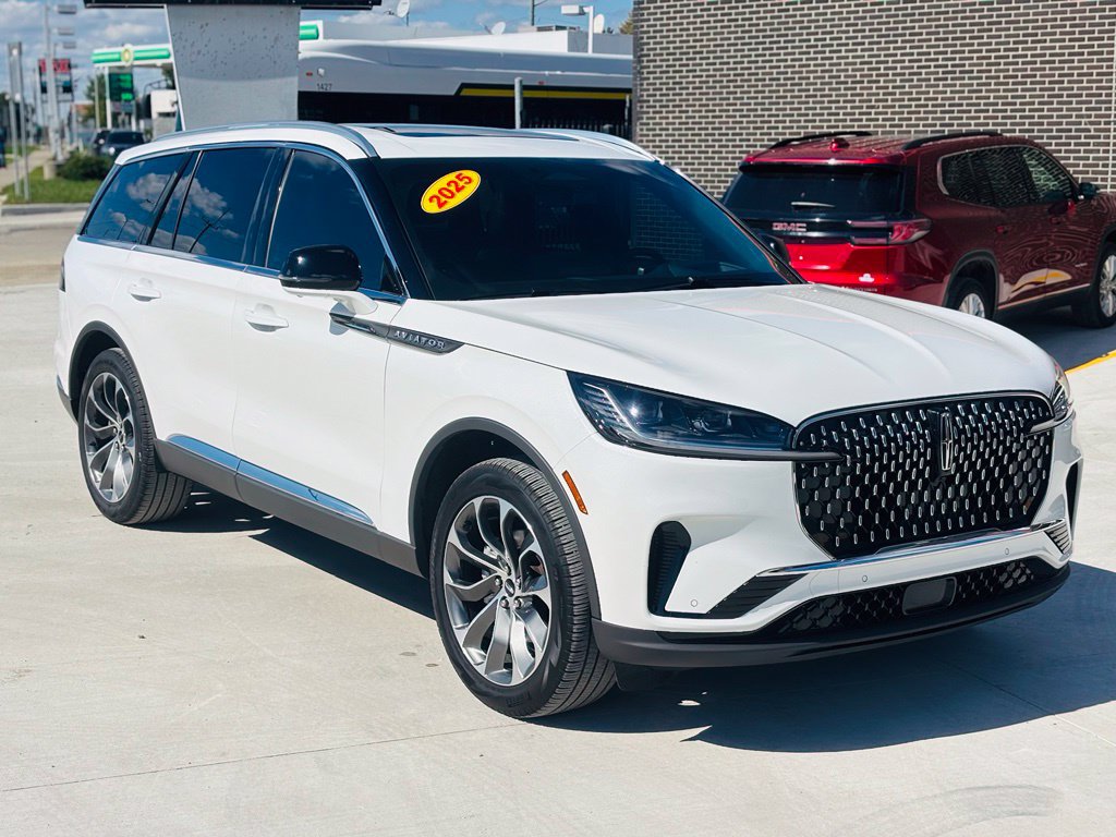 Used 2025 Lincoln Aviator Reserve w/ Illumination Package AWD/4WD image 2