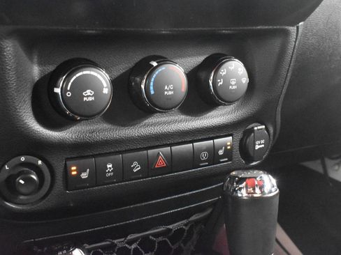 Used 2015 Jeep Wrangler Unlimited Rubicon w/ Connectivity Group image 13