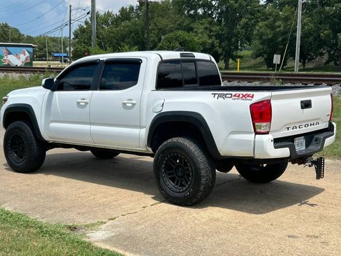 Used 2016 Toyota Tacoma TRD Off-Road AWD/4WD image 3