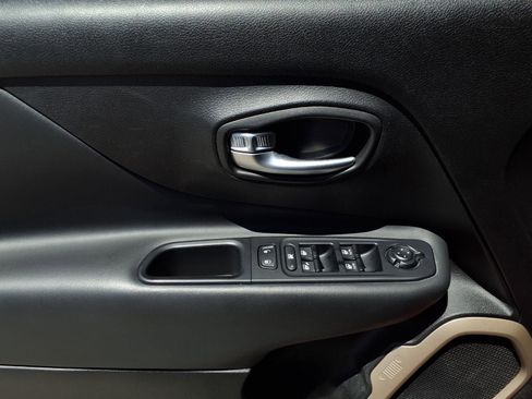 Used 2017 Jeep Renegade Limited FWD image 17