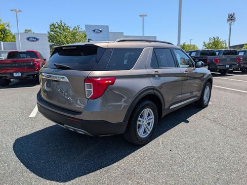 Certified 2021 Ford Explorer XLT w/ Equipment Group 202A AWD/4WD image 3