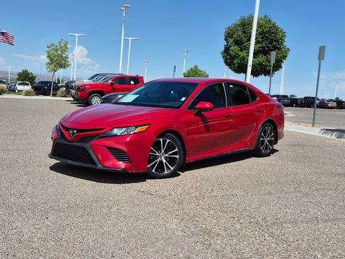 Used 2019 Toyota Camry SE FWD image 1