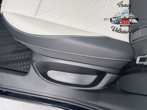 New 2025 Volkswagen Tiguan SE image 19