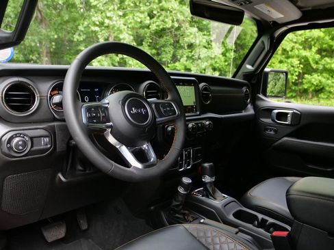 Used 2023 Jeep Gladiator Overland AWD/4WD image 2