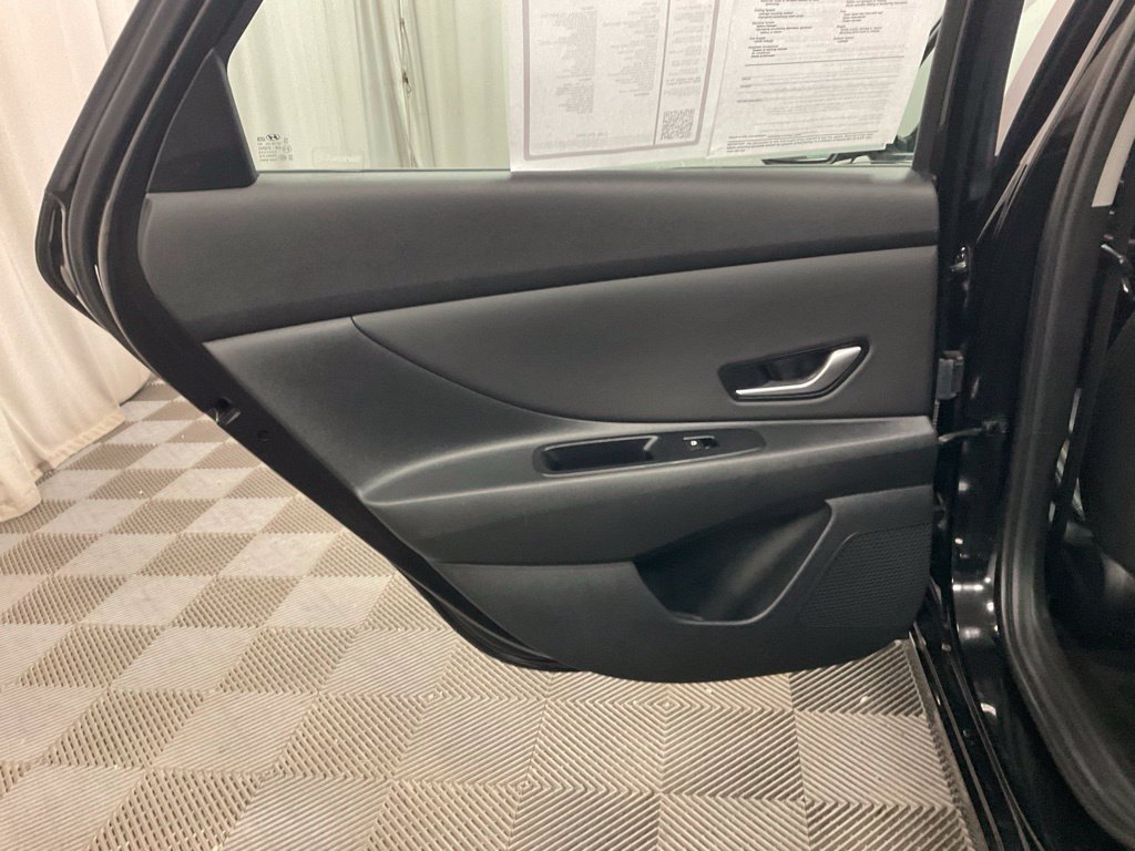 Used 2025 Hyundai Elantra Limited FWD image 35