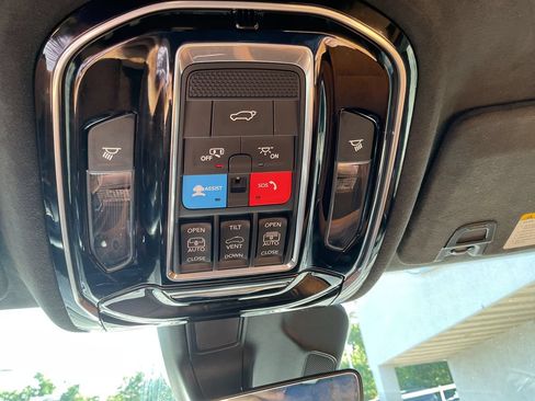 Used 2022 Jeep Grand Cherokee Summit AWD/4WD image 36