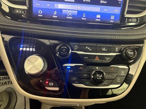 Used 2022 Chrysler Pacifica Touring-L FWD image 24