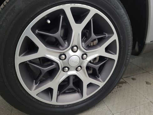 Used 2018 Jeep Grand Cherokee Limited image 31