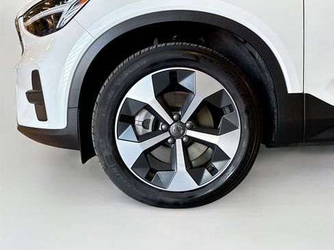 Used 2025 Volvo XC40 B5 Core image 11