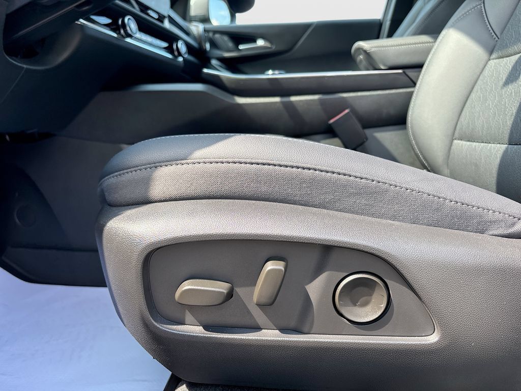 Used 2026 Chevrolet Equinox LT w/ Convenience Package II AWD/4WD image 16