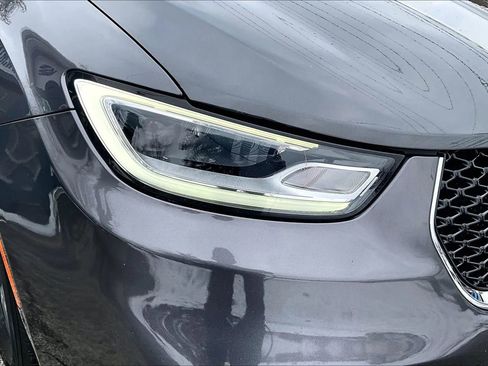 Used 2021 Chrysler Pacifica Touring-L image 28