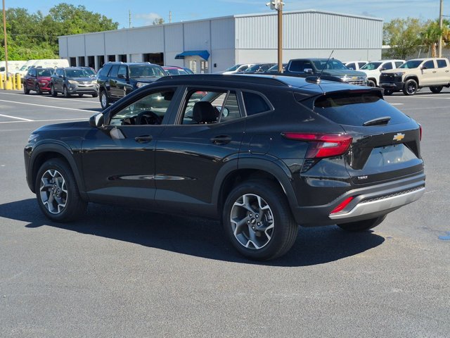 Used 2025 Chevrolet Trax LT FWD image 7