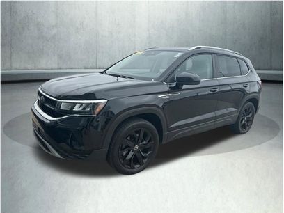 Used 2023 Volkswagen Taos SE w/ Panoramic Sunroof Package