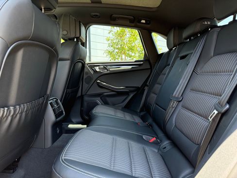 Used 2025 Porsche Macan image 30