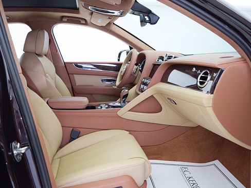 Used 2024 Bentley Bentayga image 31