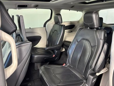 Used 2019 Chrysler Pacifica Limited w/ Tire & Wheel Group FWD image 30