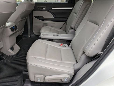 Used 2019 Toyota Highlander SE image 24