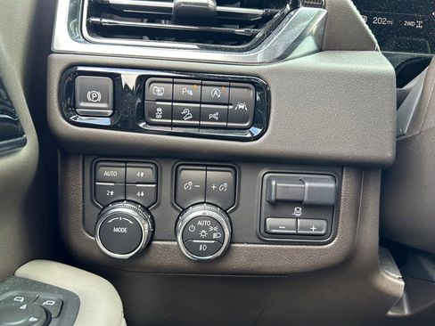 Used 2025 GMC Yukon Elevation AWD/4WD image 19