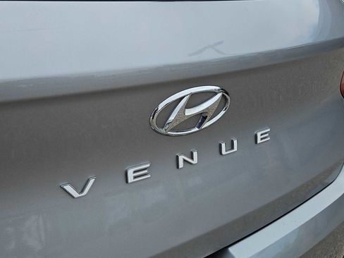 Used 2025 Hyundai Venue SEL image 11
