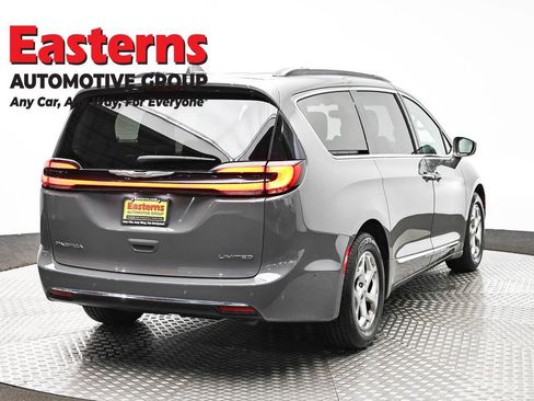 Used 2022 Chrysler Pacifica Limited image 5
