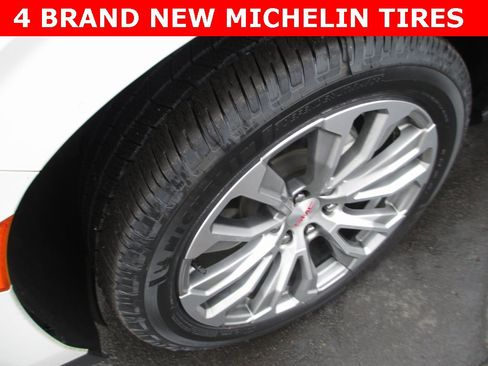 Used 2021 GMC Yukon XL Denali w/ Denali Premium Package image 3