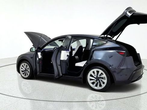 Used 2026 Tesla Model Y 2WD image 16