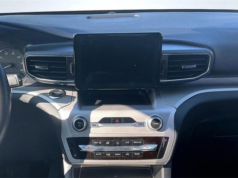 Certified 2022 Ford Explorer XLT w/ Equipment Group 202A image 6
