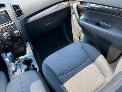 Used 2013 Kia Sorento LX w/ Convenience Pkg FWD image 16