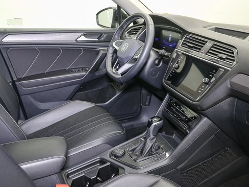 Certified 2024 Volkswagen Tiguan SE w/ Panoramic Sunroof Package AWD/4WD image 22
