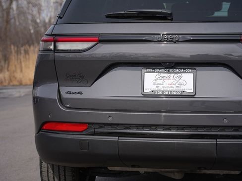 Used 2024 Jeep Grand Cherokee Altitude image 10