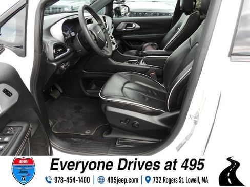 Used 2025 Chrysler Pacifica Limited FWD image 18