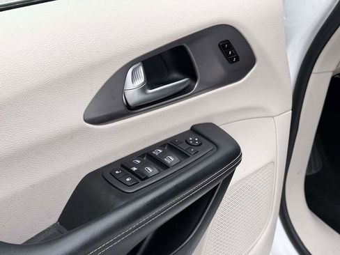 Used 2023 Chrysler Pacifica Touring-L image 19