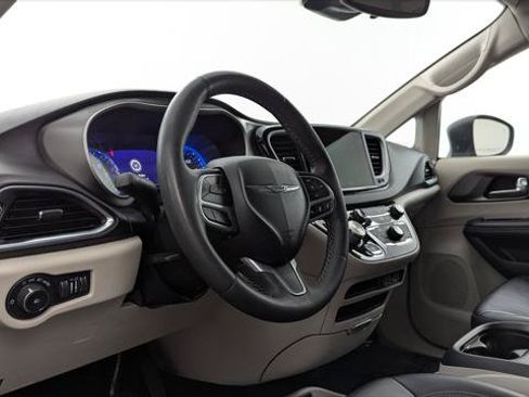 Used 2023 Chrysler Pacifica Touring-L FWD image 24