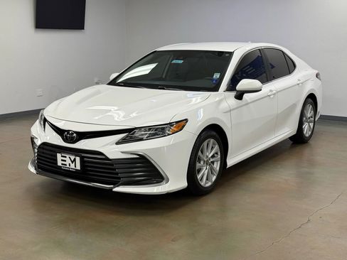 Used 2022 Toyota Camry LE image 4