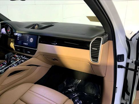 Certified 2023 Porsche Cayenne Platinum Edition AWD/4WD image 22
