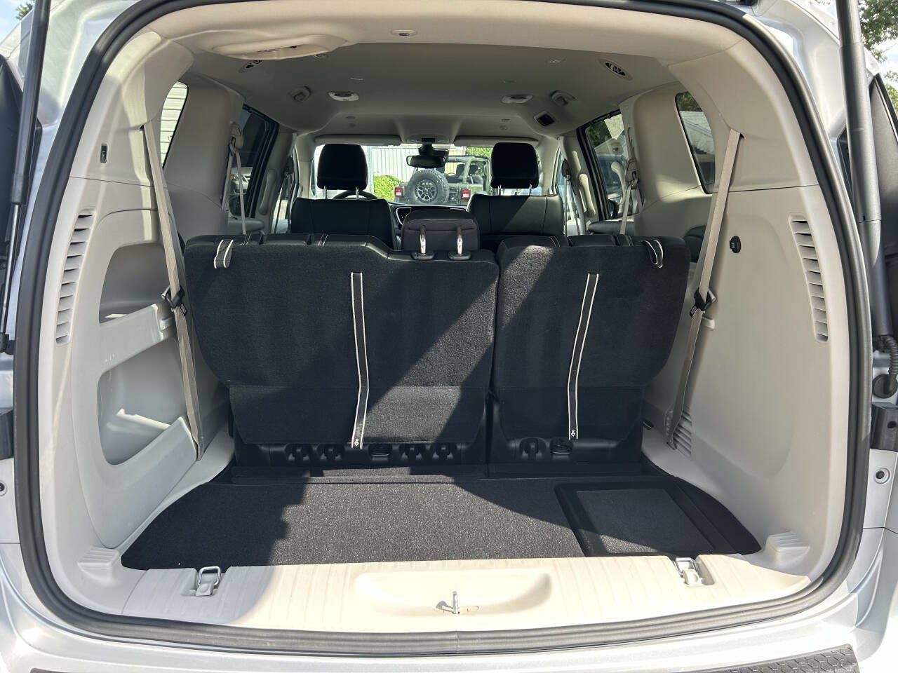Used 2024 Chrysler Pacifica Touring-L FWD image 8